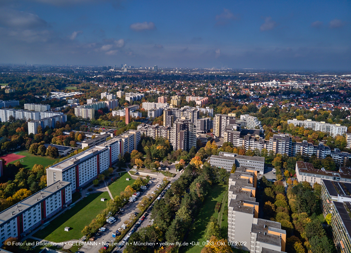 13.10.2022 - Das Marx-Zentrum und Wohnanlage Karl-Marx-Ring 52-62 in Neuperlach